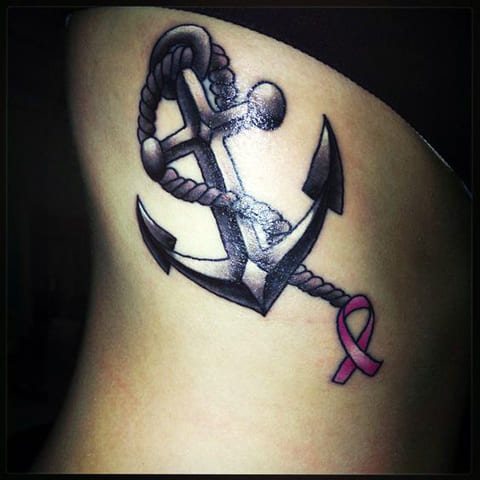 Tatuaj de ancoră pe partea unei fete