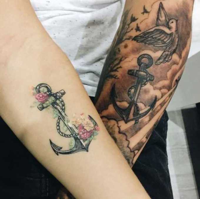 Το τατουάζ άγκυρα ταιριάζει άνετα στο αντιβράχιο