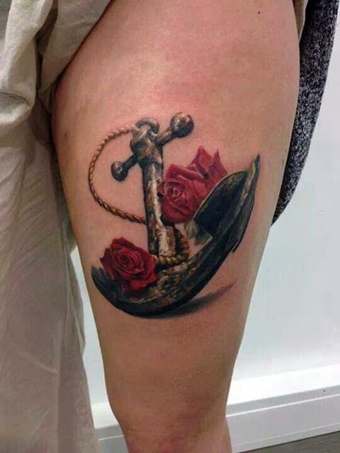 Anker tattoo met bloemen op heup