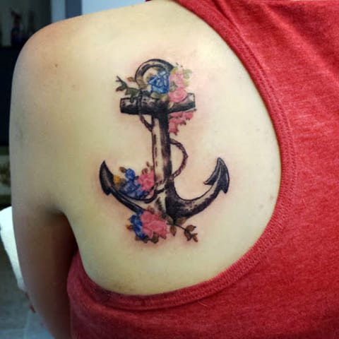 Anker tatovering på pigens arm