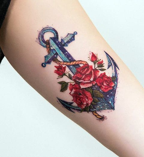 Ankkuri tatuointi kukkien kanssa tytön ranteessa