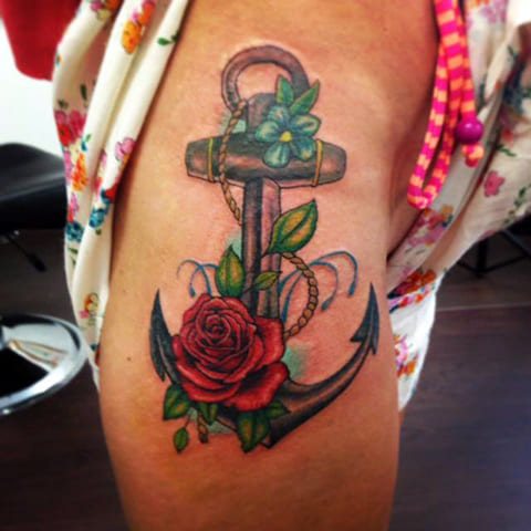 Tatuaj de ancoră cu un trandafir pentru fată