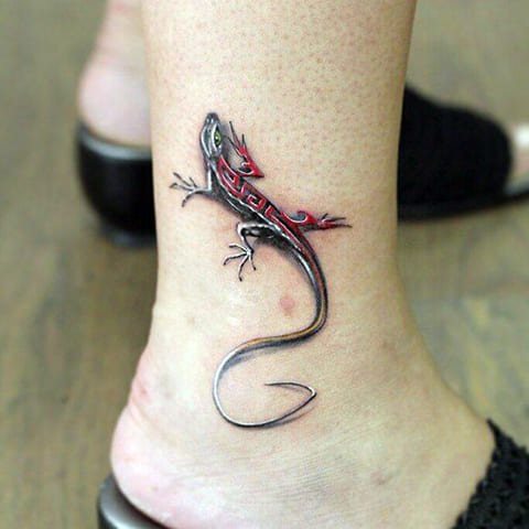 Tetovaná jašterica na nohách