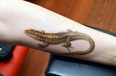Tatuiruotė driežas ant rankos
