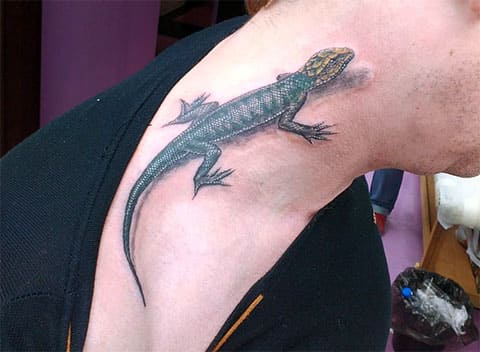 Tetovanie jašterice na krku