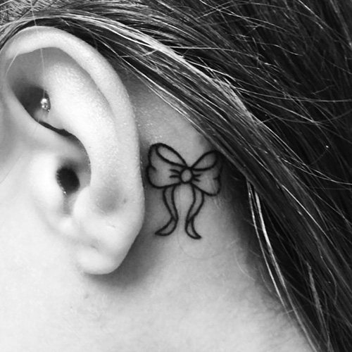 Tatuagem atrás da orelha para raparigas. Fotos, esboços, significado