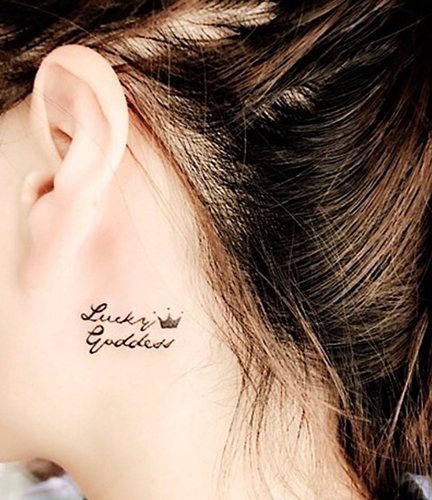 女孩的耳后纹身。照片、草图、意义