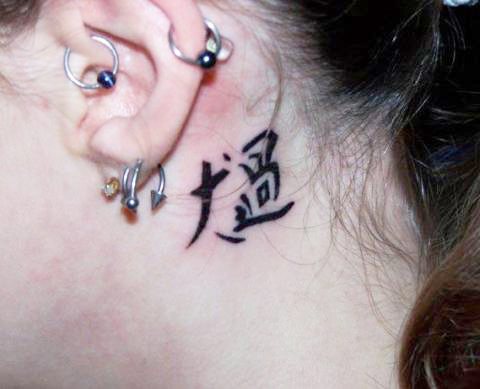 Tetovaža za ušesom za dekleta. Fotografija, skice, pomen