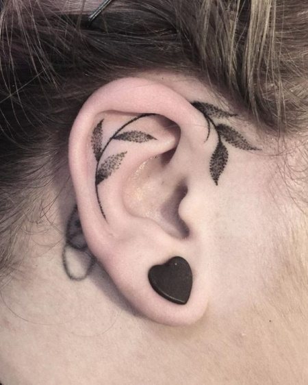 Tetoválás a fül mögött lányoknak. Fotó, vázlatok, jelentés
