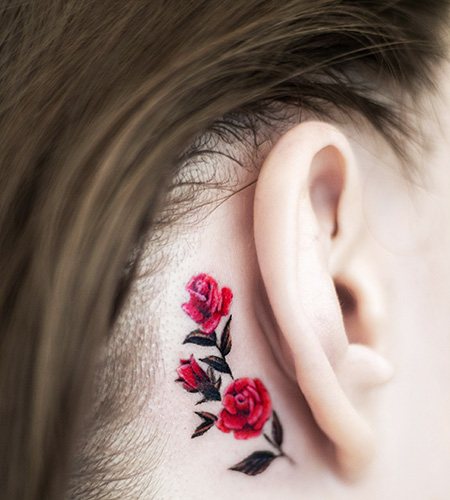女の子のための耳の後ろのタトゥー。絵、スケッチ、意味