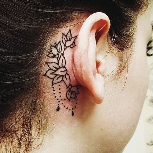 Tetovējums aiz auss meitenēm. Fotogrāfijas, skices, nozīme