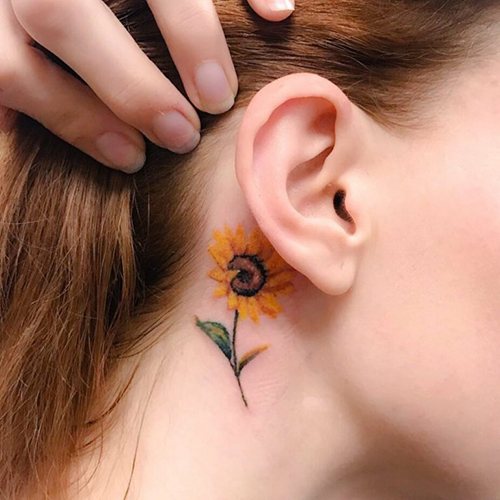 女の子のための耳の後ろのタトゥー。セレス、スケッチ、意味