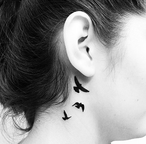 Tetování za uchem pro dívky. Fotografie, náčrtky, význam
