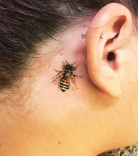 Τατουάζ πίσω από το αυτί για κορίτσια. Φωτογραφία, σκίτσα, νόημα