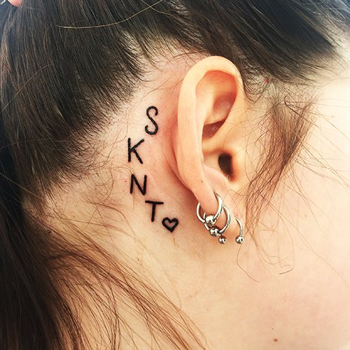 Tatuaj în spatele urechii pentru fete. Foto, schițe, semnificație