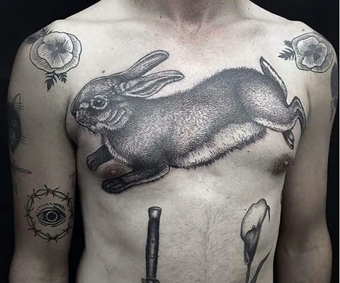 Tatuagem de lebre no peito