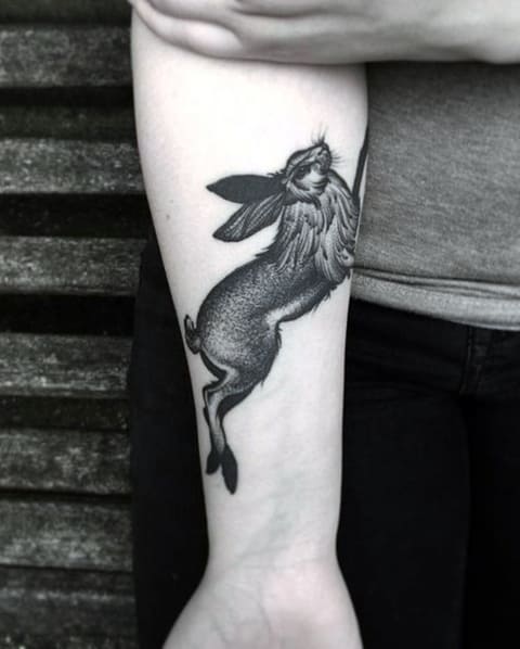 Tatuare una lepre sul braccio