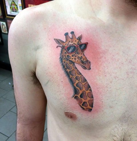 Tatoeage giraffe op borst