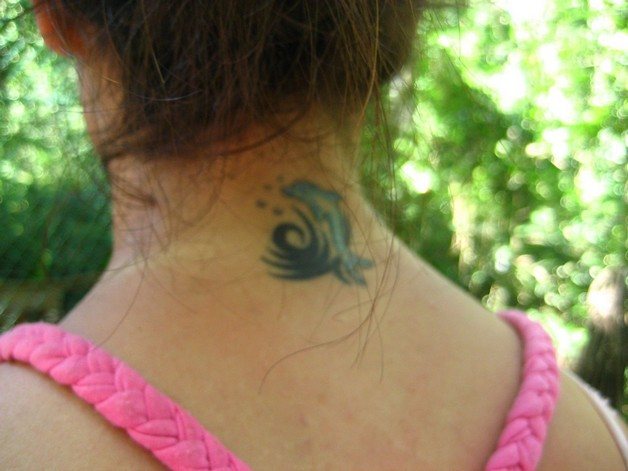 Tetovanie zvieraťa na zadnej strane krku.