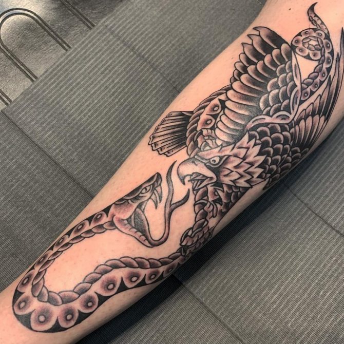 kígyó tetoválás