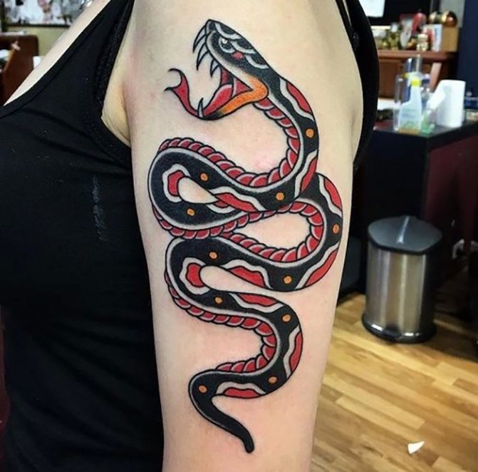 serpente tatuato rosso sulla spalla