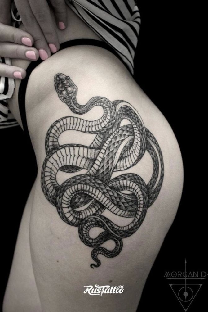 gyvatės tatuiruotė ant šlaunies
