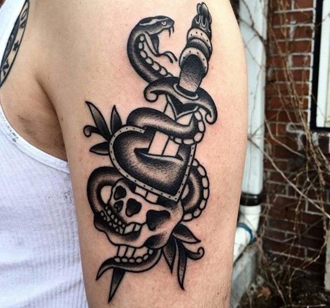 tatuaggio serpente con pugnale sulla spalla