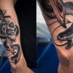 Serpente del tatuaggio con una spada