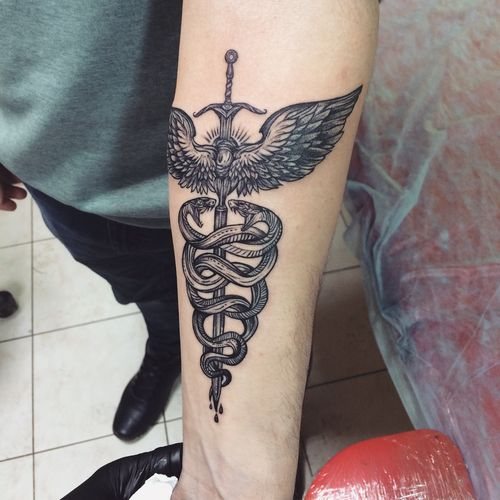 Slange-tatovering. Betydning for piger, mænd, skitser, fotos