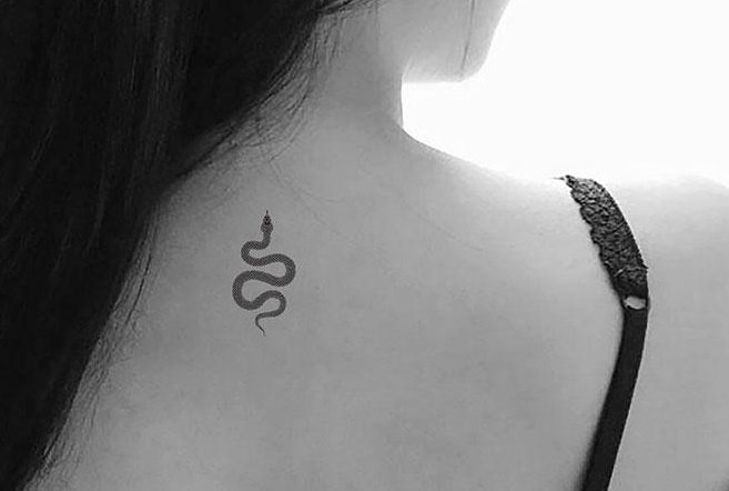 Kígyó tetoválás. Jelentése lányok, férfiak, vázlatok, fotók