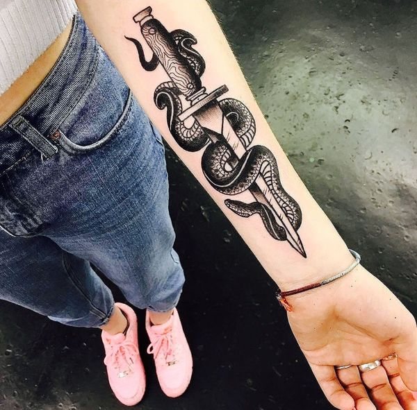 Tatuaj cu șarpe. Semnificație pentru fete, bărbați, schițe, fotografii