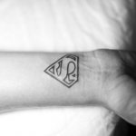tetovanie s nápisom superhrdina