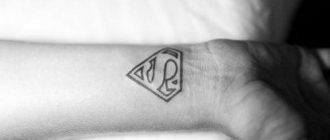 スーパーヒーローのタトゥーサイン