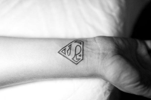 superherojaus ženklo tatuiruotė
