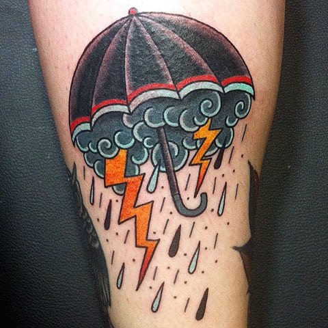 Tatuagem de um guarda-chuva, chuva e relâmpagos