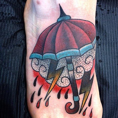 Tatuagem de um guarda-chuva e de um relâmpago
