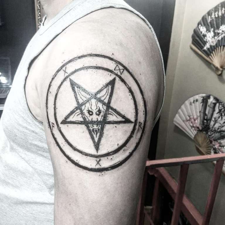 tetováló csillag a kezében