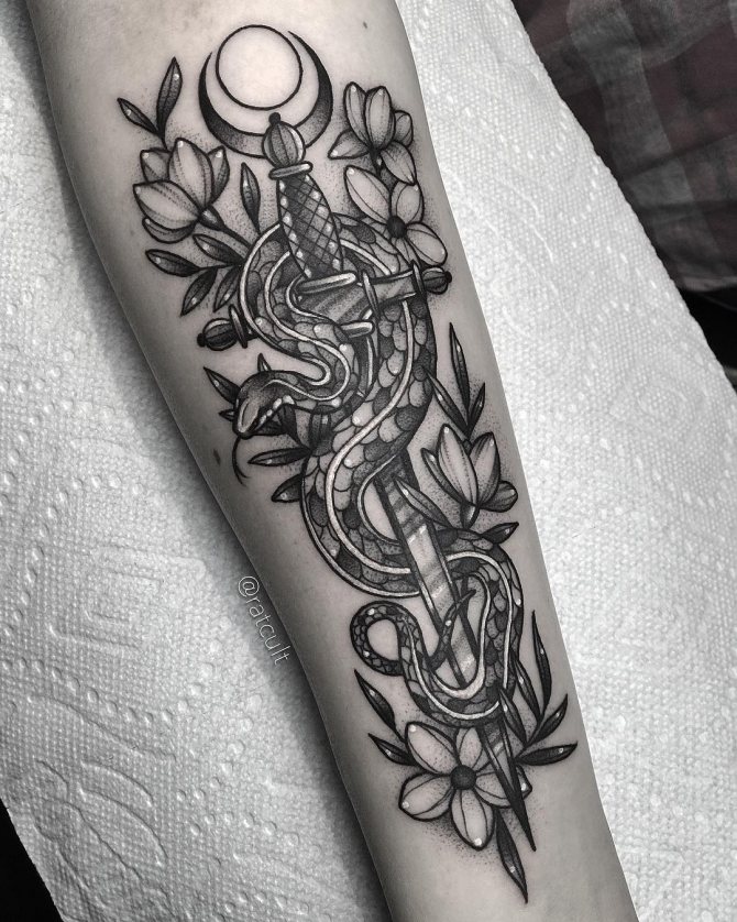 Татуировка с кинжал и змия върху ръката на жена