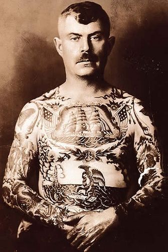 Um homem tatuado dos anos 20