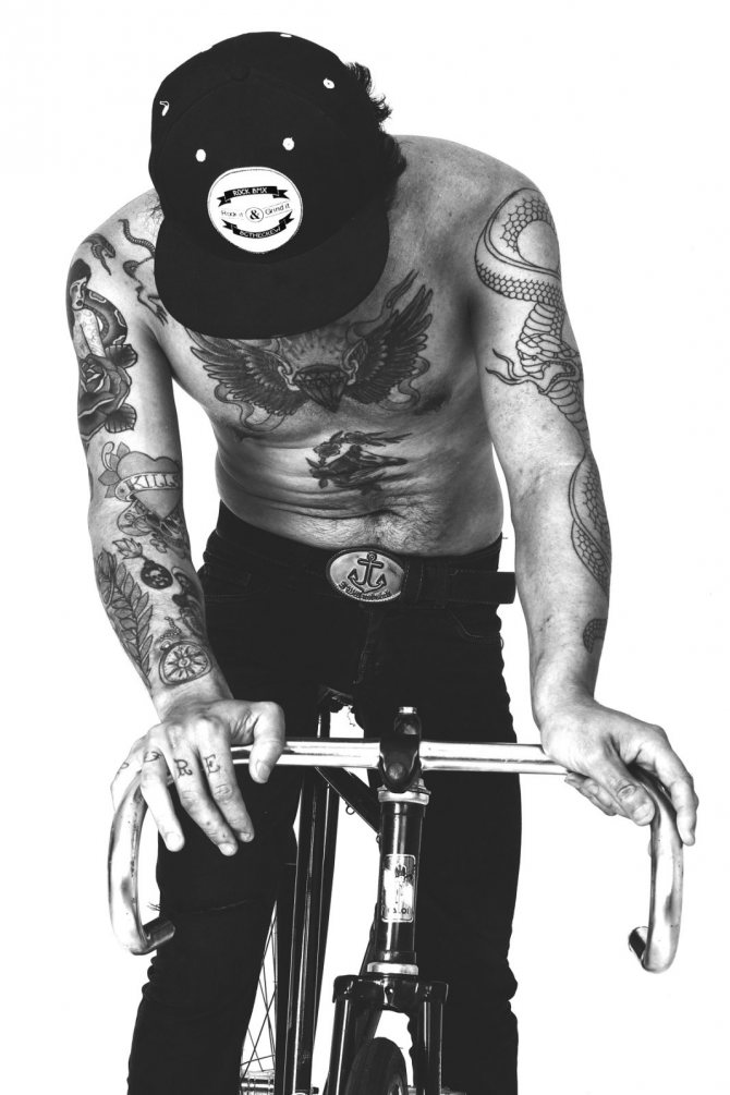Tatuoitu mies polkupyörällä