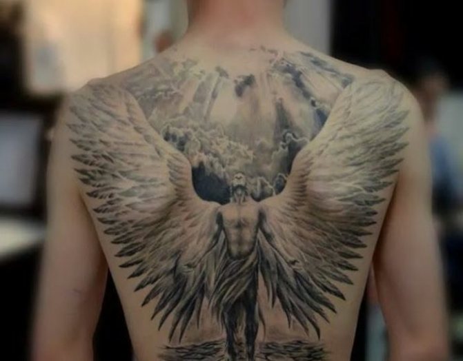 Tatuagem de Arcanjo nas costas de um homem