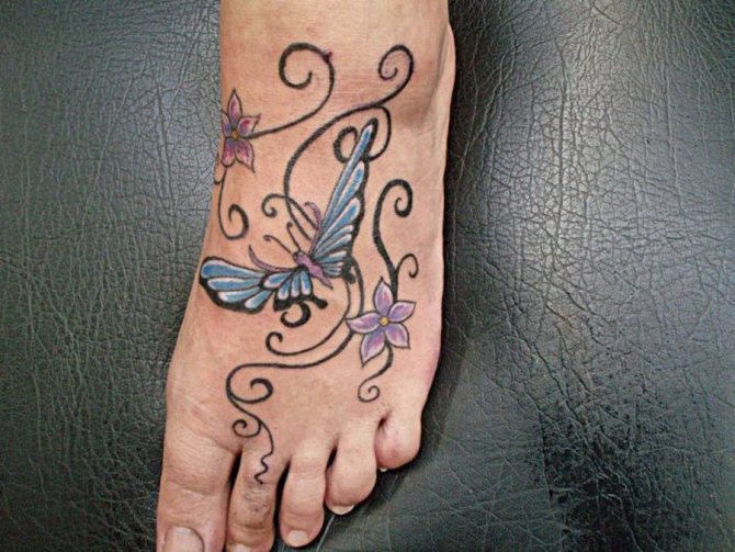 Tatuoitu perhonen jalassa