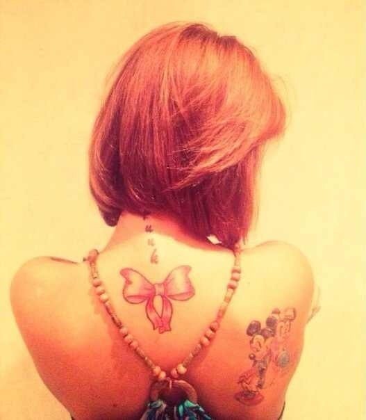 Tatuaż na plecach Aizy Dolmatovej