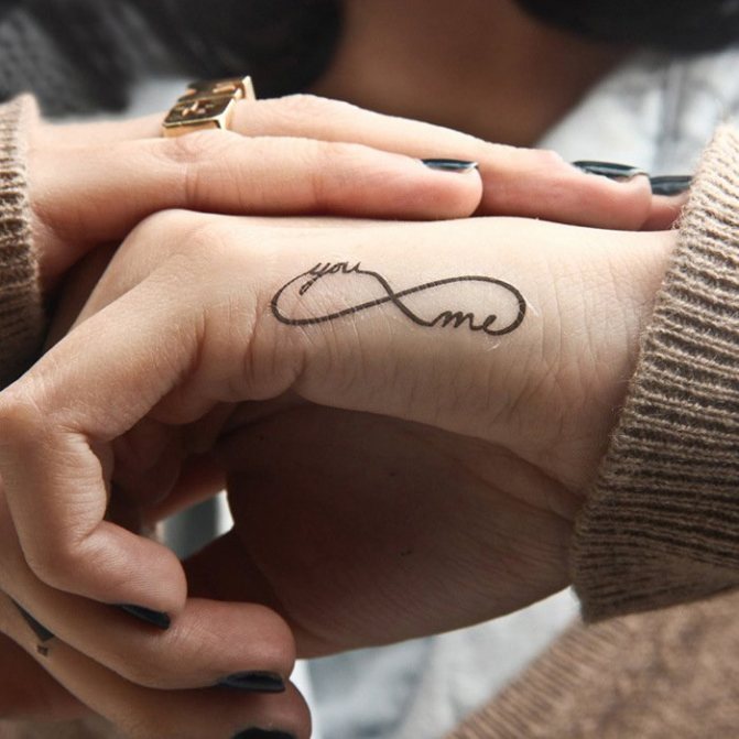 tatuaggio infinito sulla mano