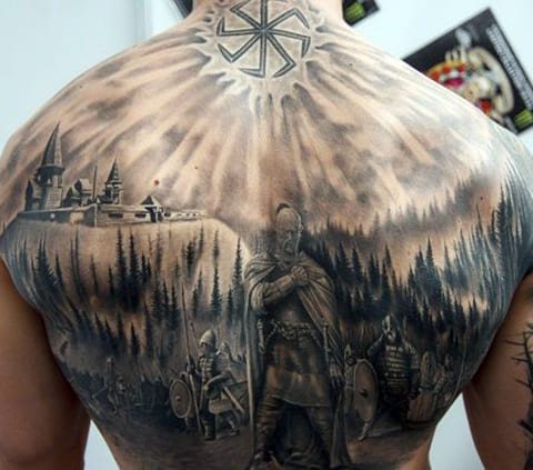 Dievietes tetovējums uz muguras