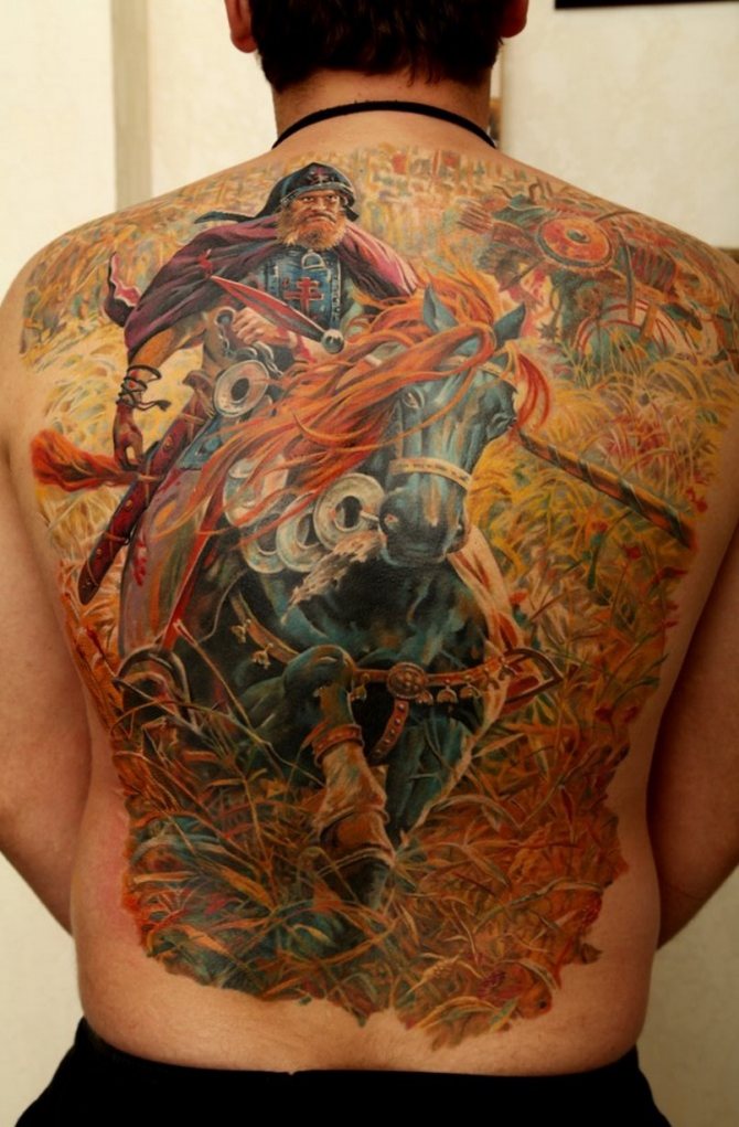 Tatuaggio maschile completo sulla schiena