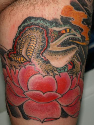 Tatuagem de um ser divino Sanbonashi-no-kaeru