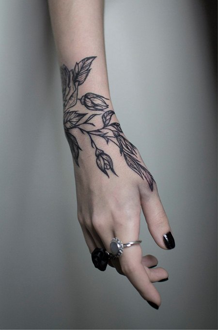 女孩手臂上的纹身手镯。肘部以上纹身的含义，颜色，图片