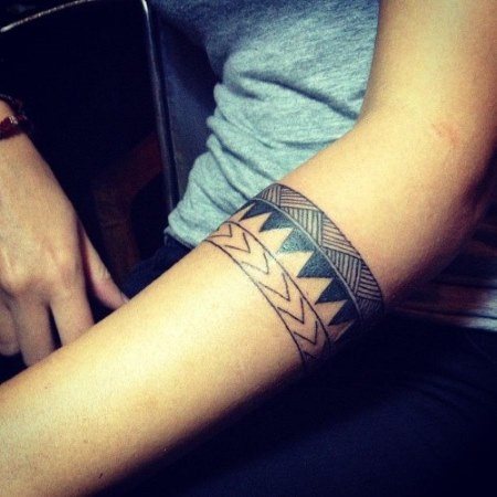 女孩手上的纹身手镯。纹身的含义, 花, 图片