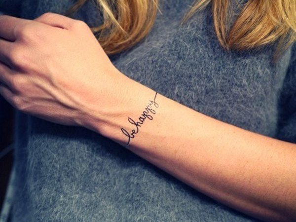 Pulseira de tatuagem na mão para raparigas. Tatuagem acima do cotovelo, ou seja, flores, foto